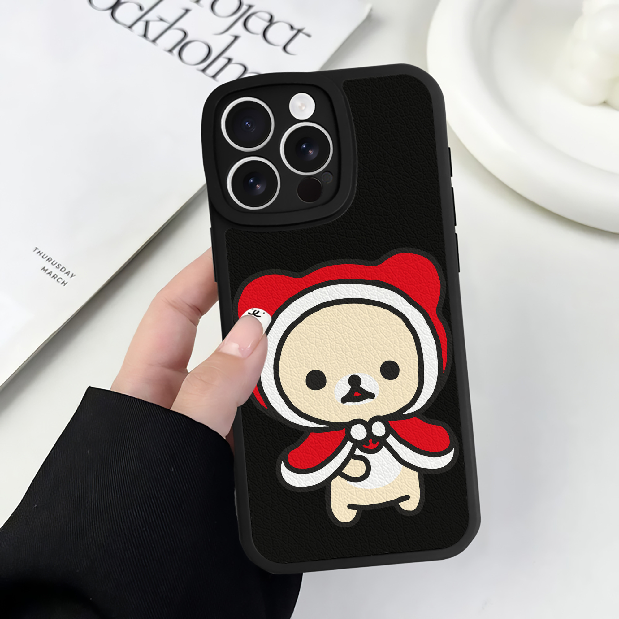 （画像用） リラックマ リラックマ キイロイトリ Rilakkuma Korilakkuma Kiiroitori 【iPhone 16シリーズ対応】シリコンスマホケース（レザー調） 材質：シリコン